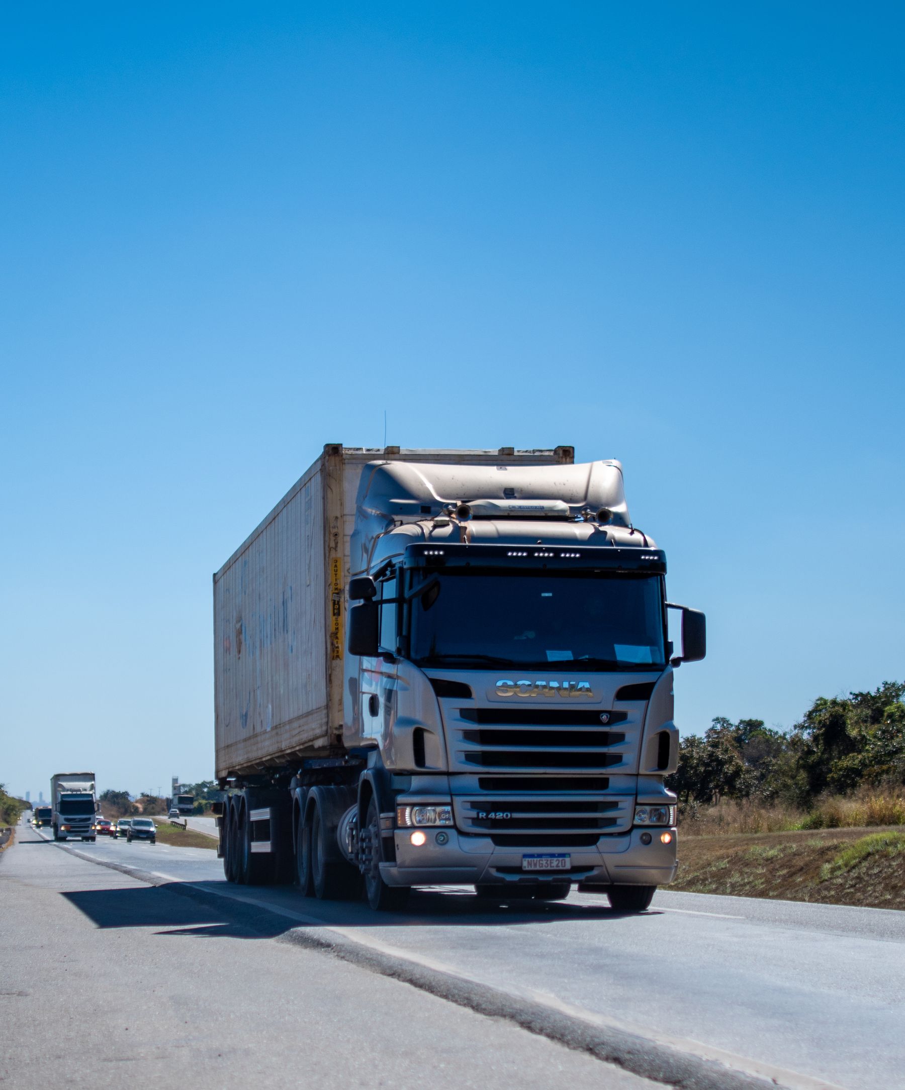 Caminhão de carga percorre uma rodovia brasileira